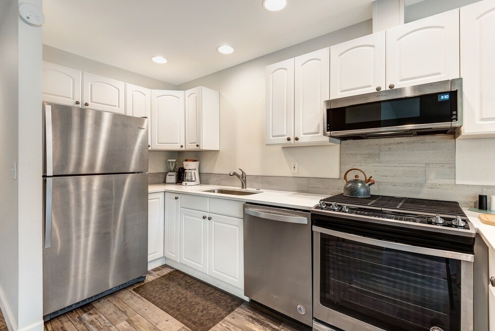 Bend Riverside Inn & Suites - photo 147