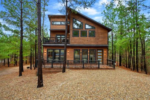 3king 4queen Perfect Family friends Cabin Firepit — 5-Star Luxury Hotel in Broken Bow, United States