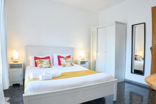 Xenia Apartments Two room apartment in Navigli area — 4-Star Luxury Hotel in Milan, Italy