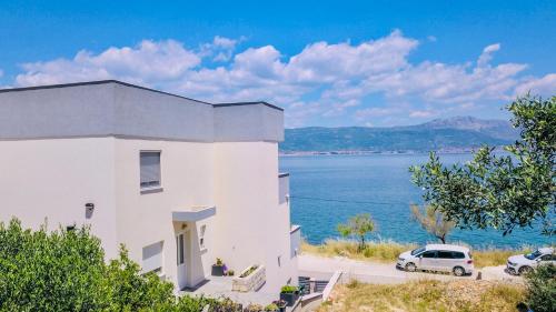 Apartment Rovci 1 — 4-Star Luxury Hotel in Slatine, Croatia