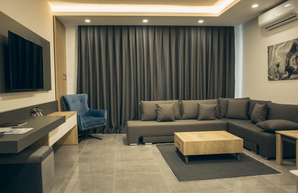 Charming Flat Close To the Beach with Shared Pool And Balcony with Pool View in Iskele Cyprus — hotel in Trikomo