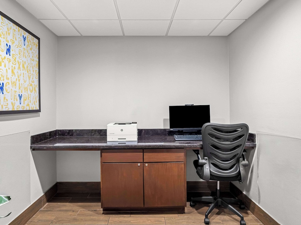 Comfort Suites Lindale Tyler North - photo 31