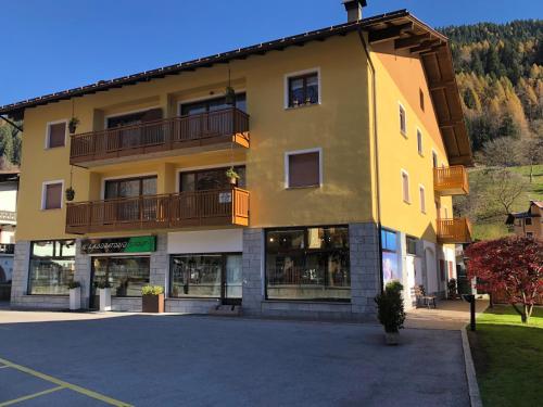 Appartamenti Viviani — 4-Star Luxury Hotel in Pinzolo, Italy