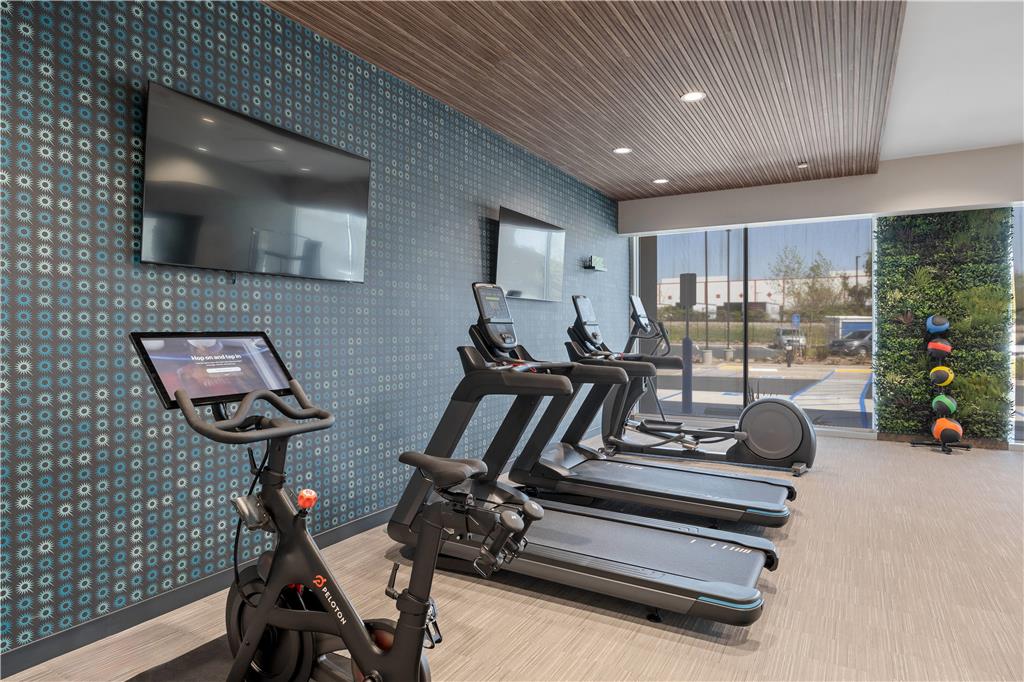 La Quinta Inn & Suites by Wyndham La Habra - photo 35