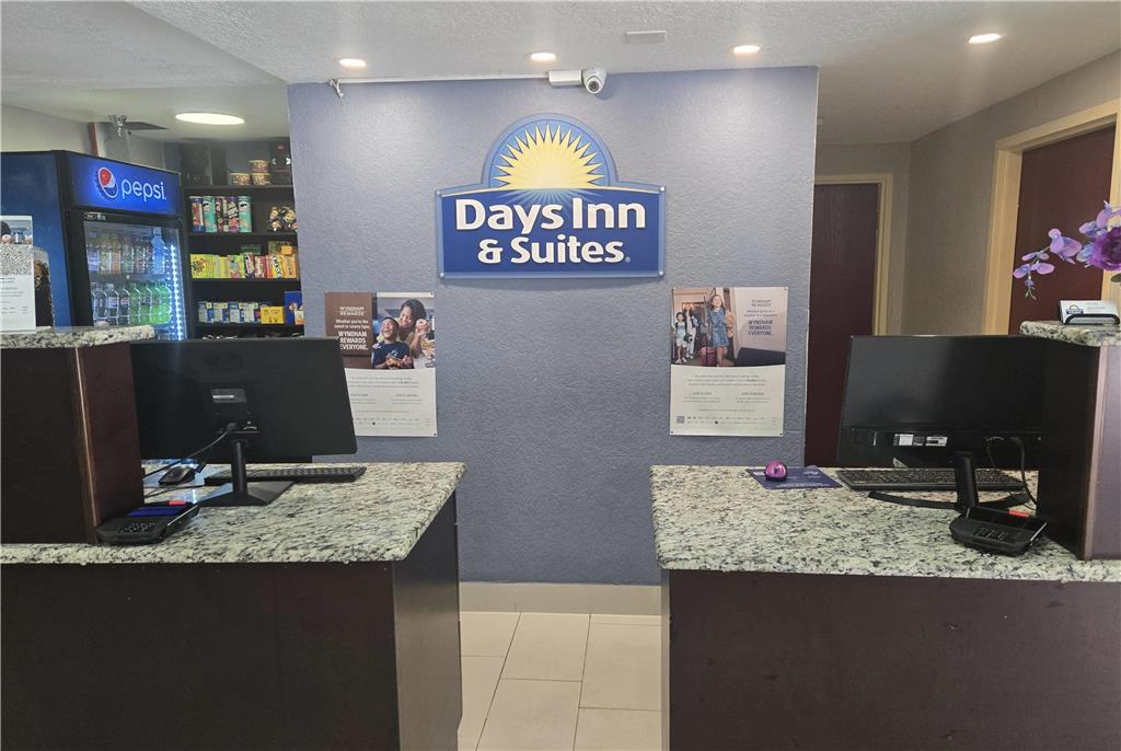 Days Inn & Suites by Wyndham Tampa Raymond James Stadium - photo 12