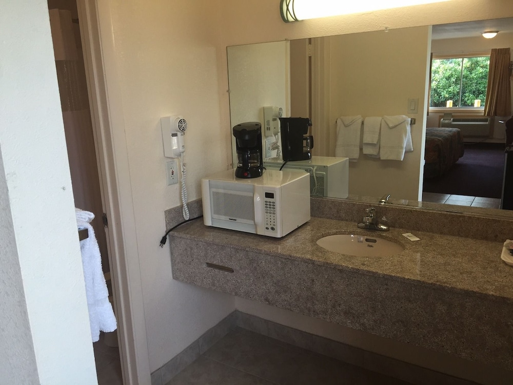 Belmont Inn & Suites - photo 14