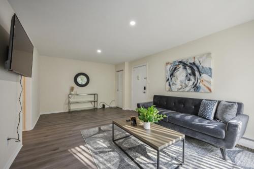 Pine Brook 410 I Pool Gym I Free Parking — 4-Star Luxury Hotel in Newark, United States