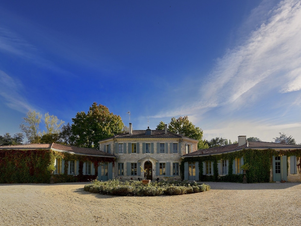 Château de l'Isle — 5-Star Luxury Hotel in Castelnau-De-Medoc, France
