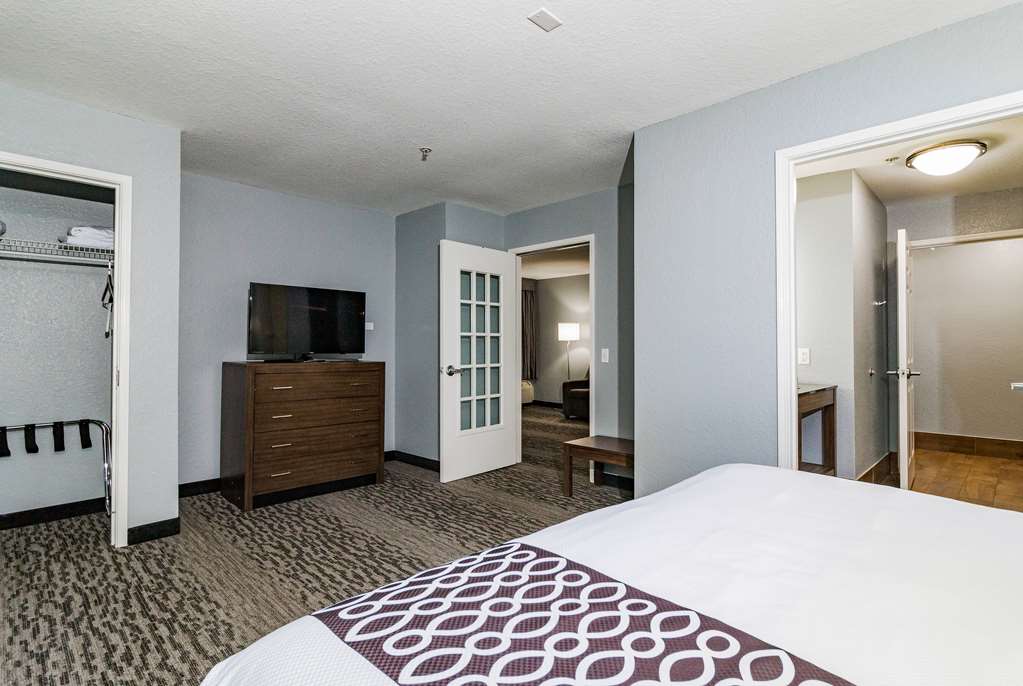 La Quinta Inn & Suites by Wyndham Tomball - photo 12