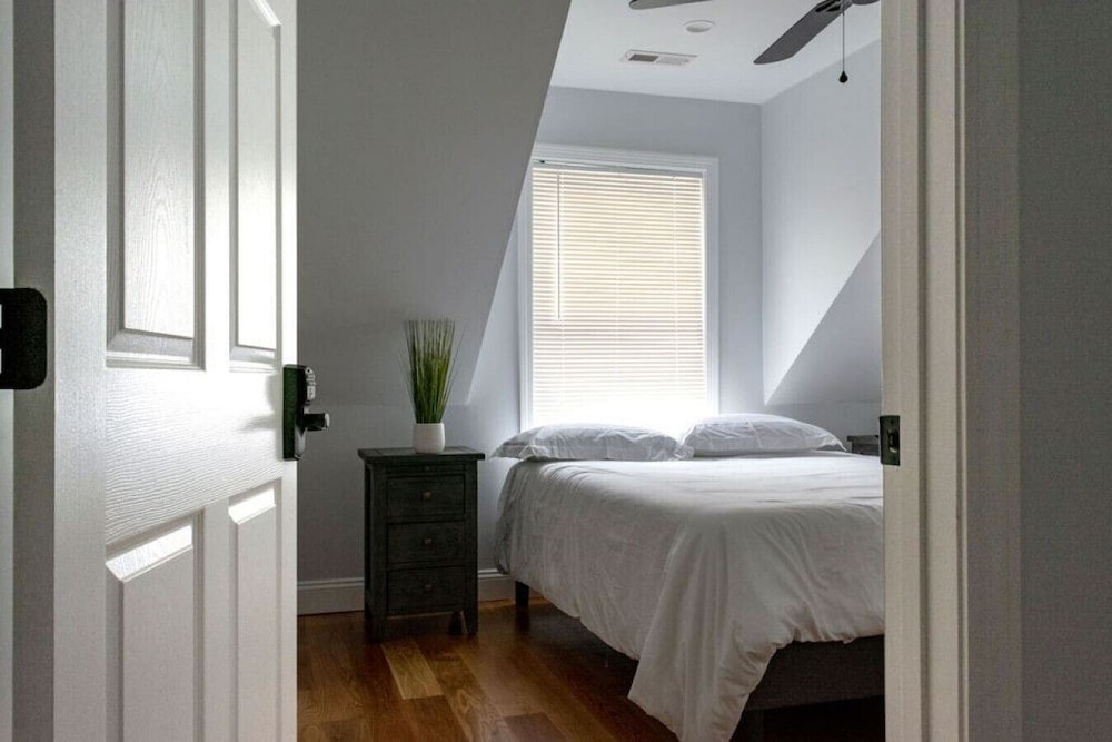 Queen Bed Boston RM 2 - carbon neutral hotel in Stoneham