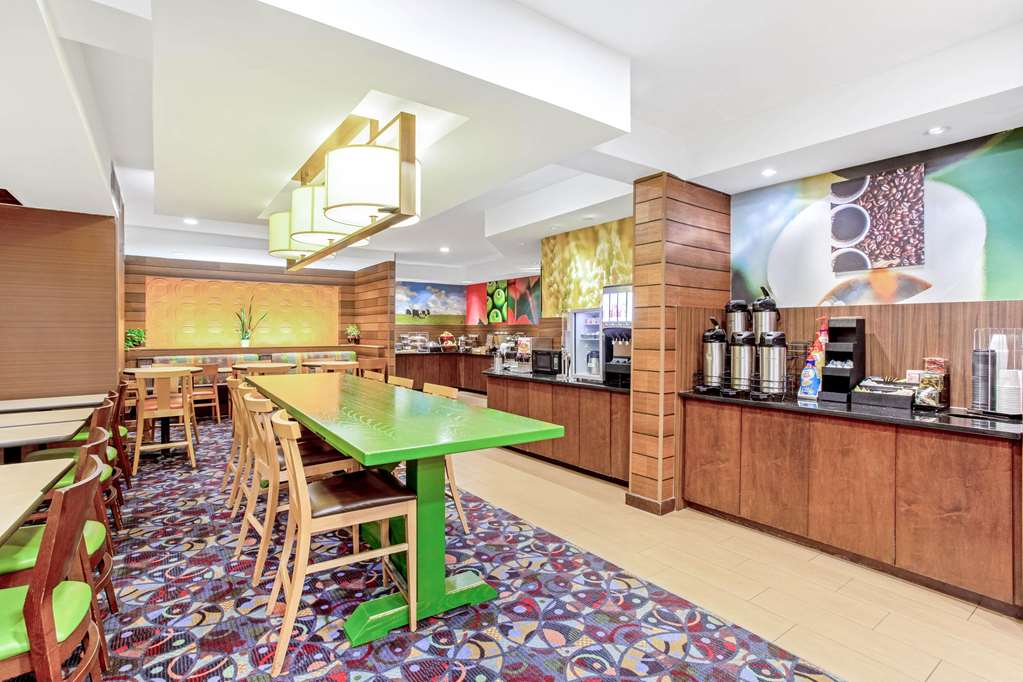 La Quinta Inn & Suites by Wyndham Manassas Battlefield - photo 44