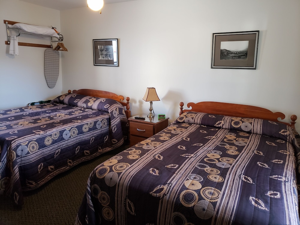 The Colonial Motel - photo 9