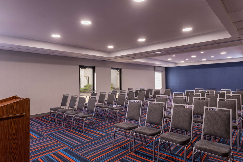 Hampton Inn & Suites St. Louis Chesterfield - photo 67