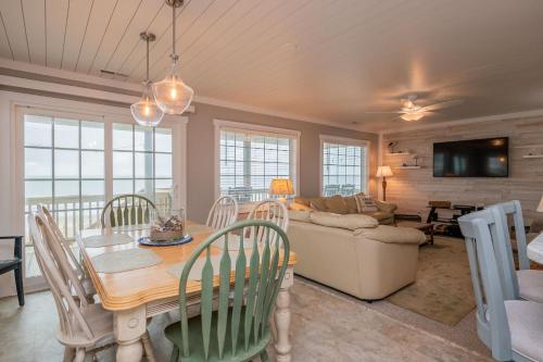 Dip Inn by Oak Island Accommodations - photo 17