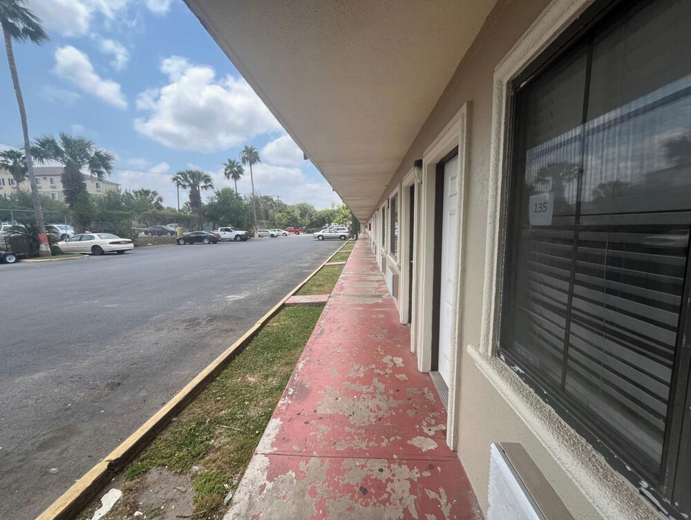 La Posada Inn By OYO Brownsville - photo 4