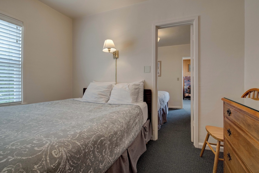 Ester Lee Oceanview Inn - photo 18