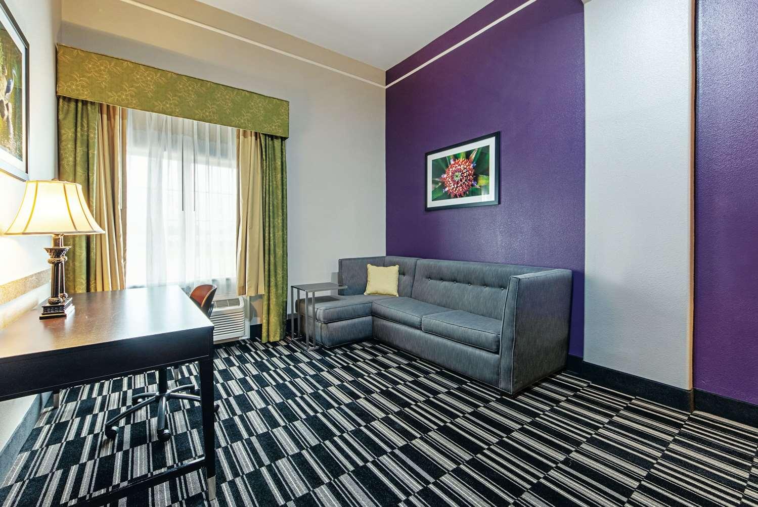 La Quinta Inn & Suites by Wyndham Alamo McAllen East - photo 12