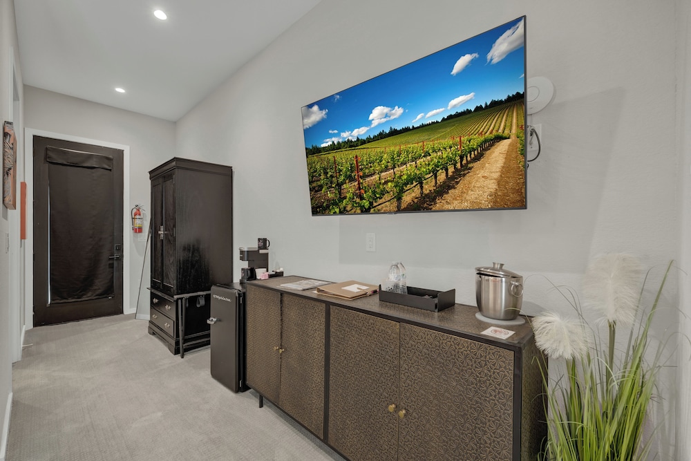 The Bentley Hotel Palm Room Hill Country View - photo 16