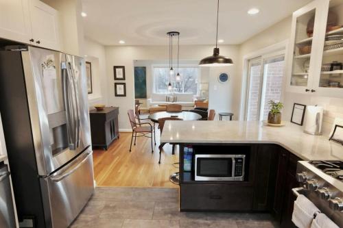 Your Happy Place Entire Home With Parking — 4-Star Luxury Hotel in Washington, United States