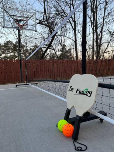 Cliffside Pickleball Mini Golf Hot Tub Firepit — 4-Star Luxury Hotel in Chandler, United States