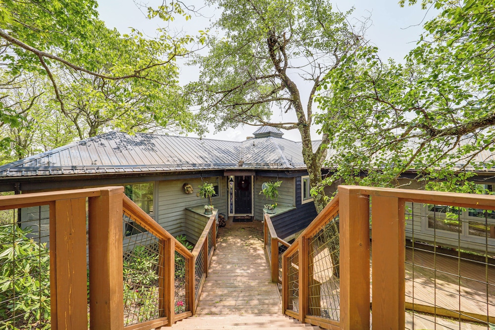 8 Mi to Ski Slopes Hot Tub Haven in Seven Devils in Banner Elk, United States