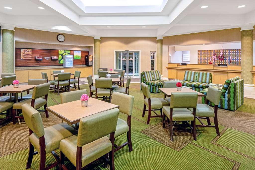 La Quinta Inn & Suites by Wyndham Salt Lake City Airport - photo 4