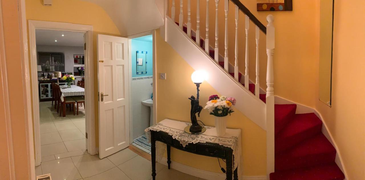 Seascape on the Edge of Town: 4 Beds All Ensuite.