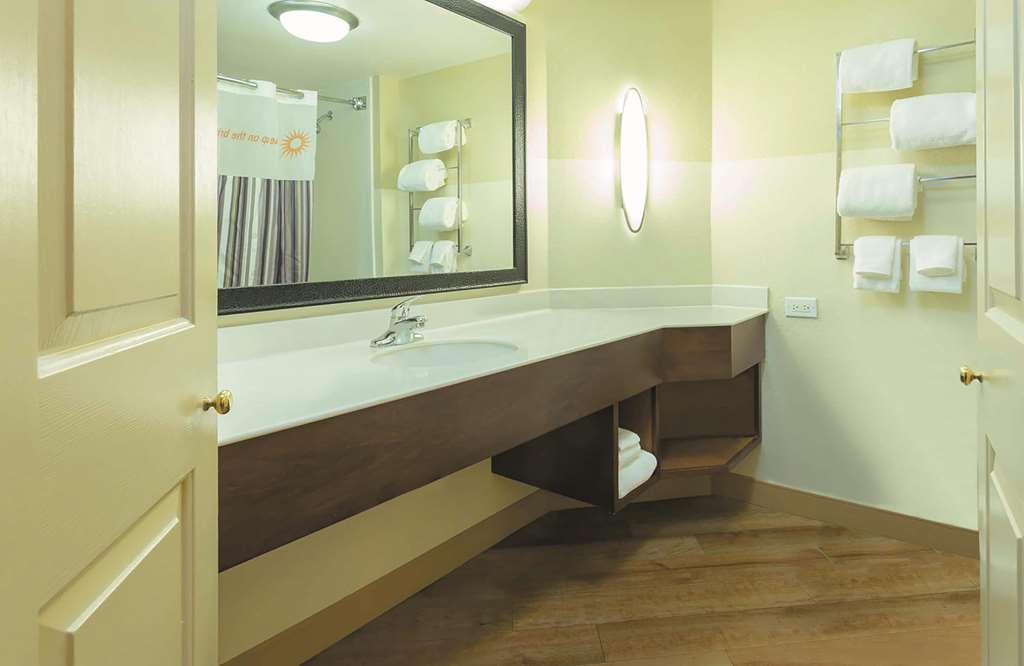 La Quinta Inn & Suites by Wyndham Raleigh Durham Southpoint - photo 13