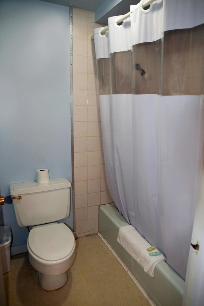 The Oakwood Inn - photo 24