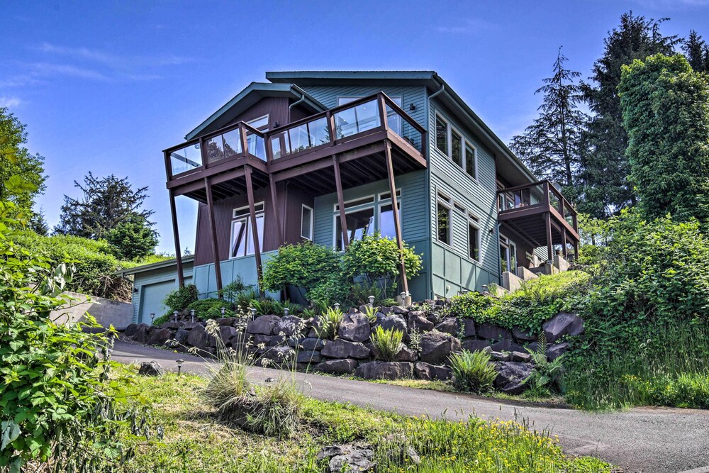 Luxe Coastal Haven with Bay Views and Hot Tub — hotel in Bay