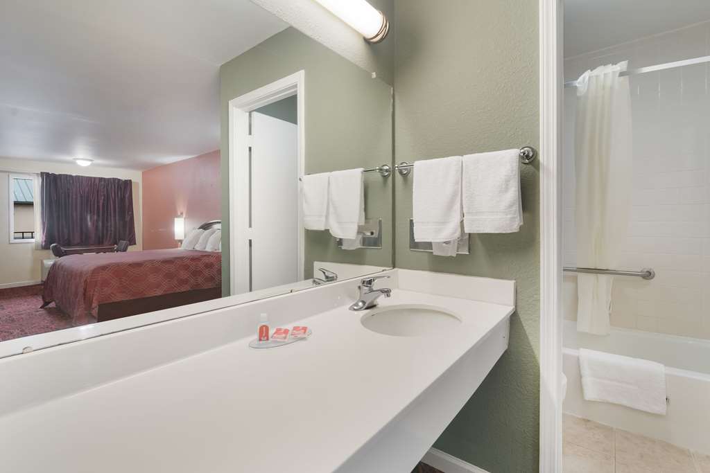 Econo Lodge Thomaston - photo 22