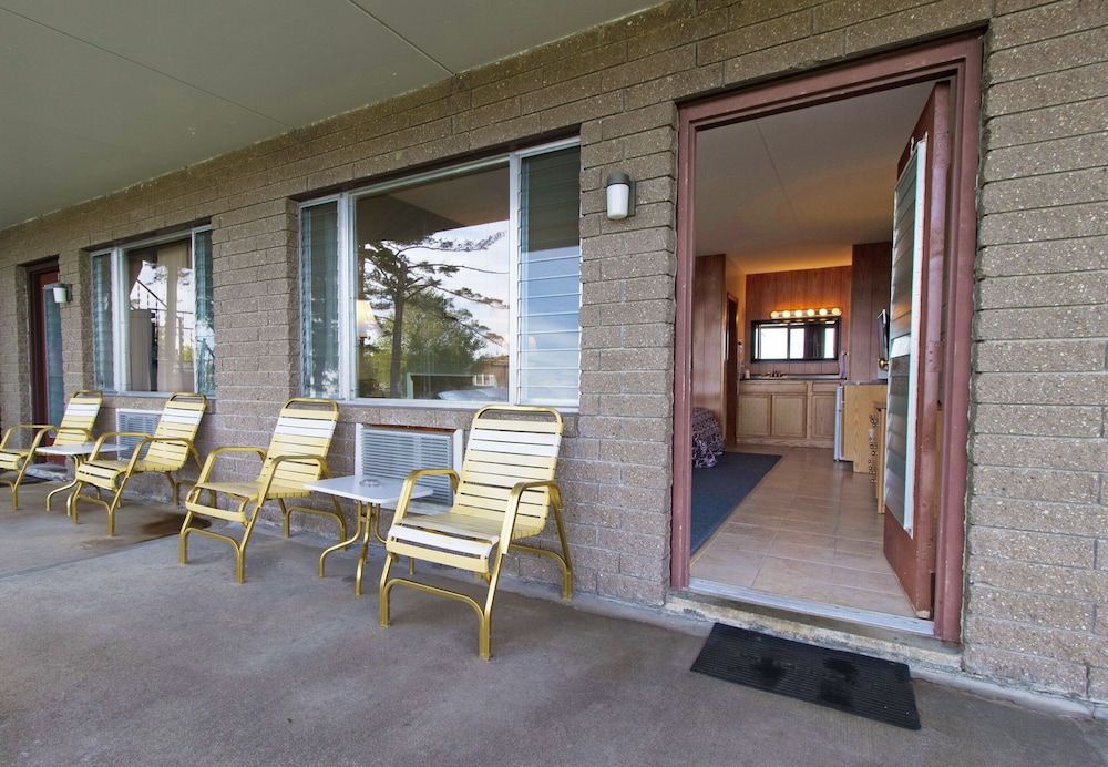 Half Moon Motel & Cottages - photo 60