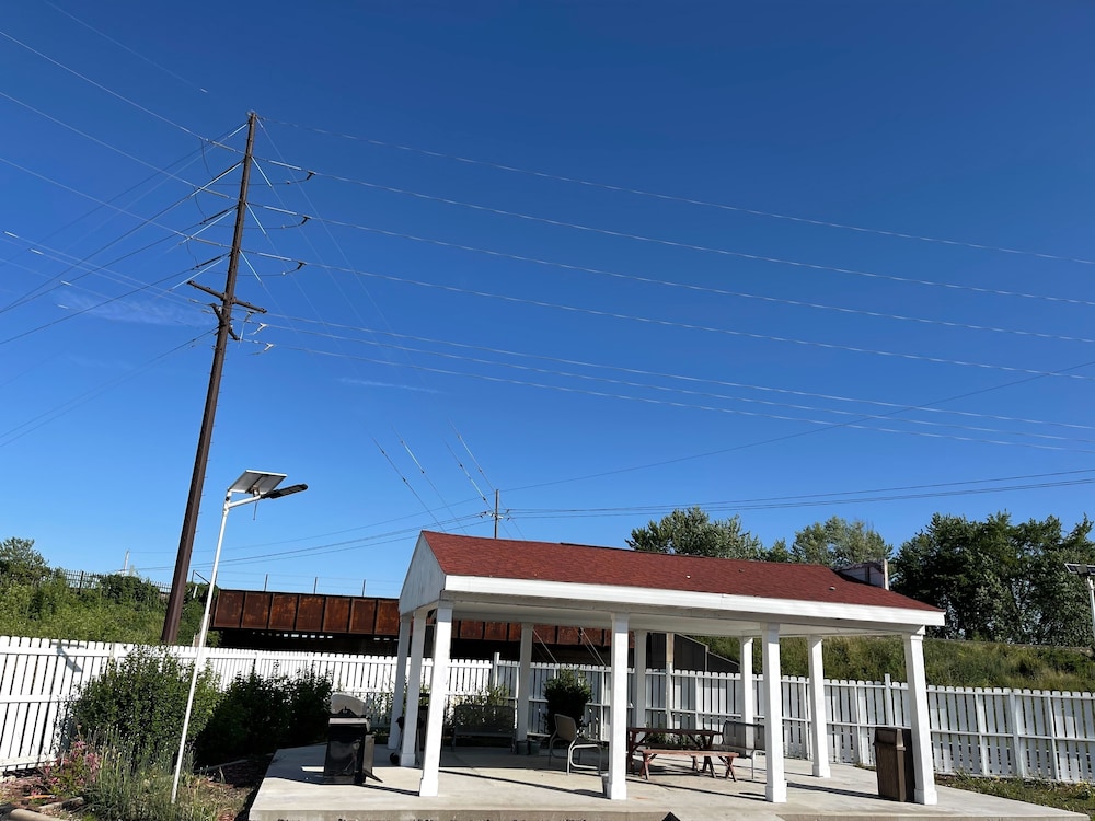 Regal 8 Inn & Suites - photo 28
