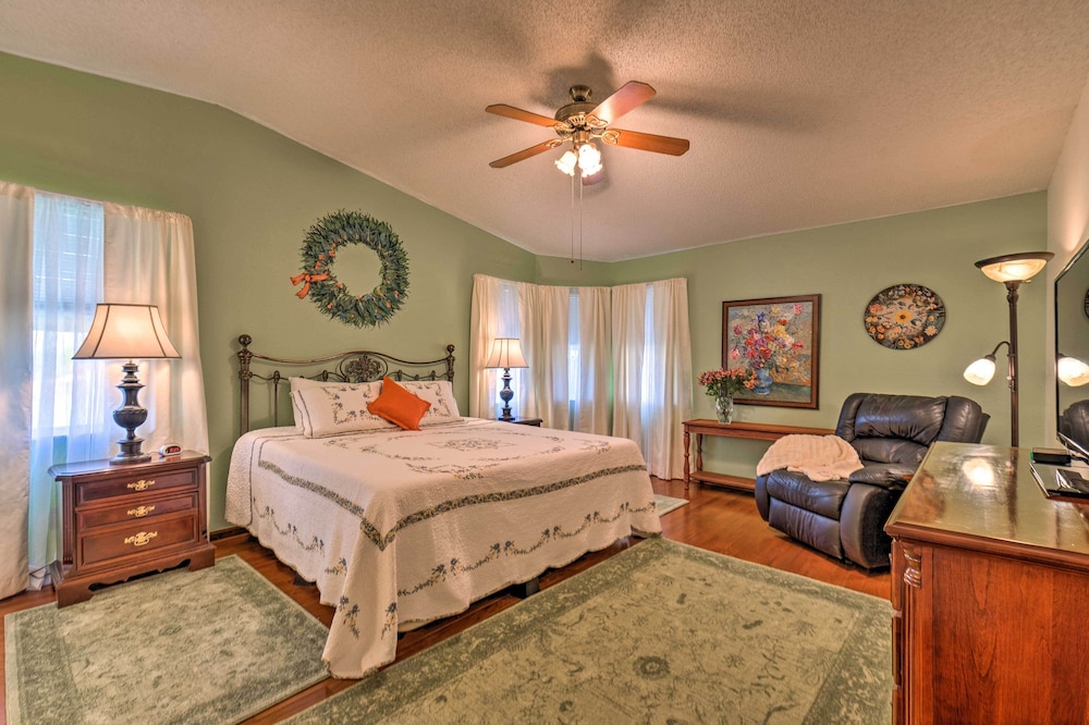 Lovely Lady Lake Home with Resort Amenities and Lanai - photo 4