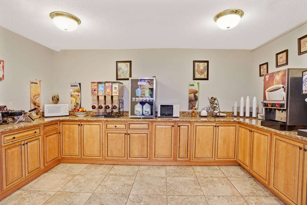 Microtel Inn & Suites by Wyndham Roseville Detroit Area - photo 13
