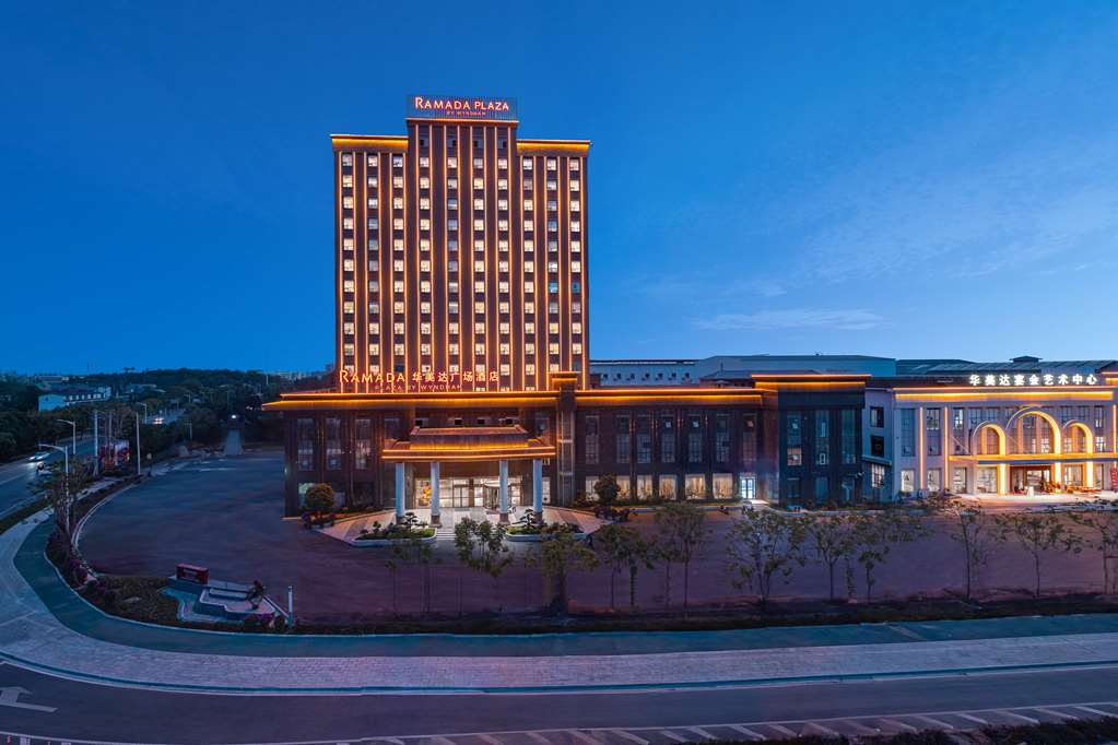 Ramada Plaza by Wyndham Ezhou Binjiang in Ezhou, People's Republic of China