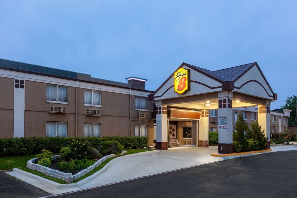 Super 8 by Wyndham Grand Prairie North - photo 6