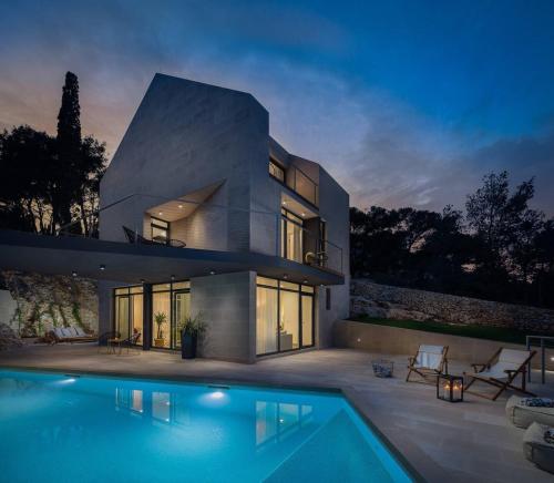 Unique 4 Bedroom Villa SemperVivum with pool in Sutivan — 4-Star Luxury Hotel in Sutivan, Croatia