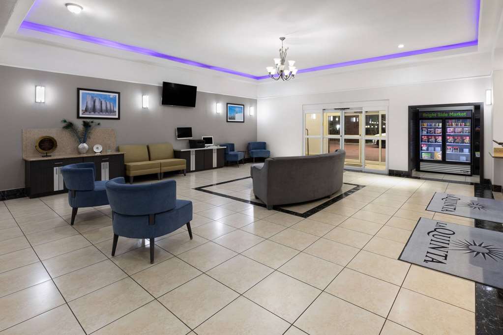 La Quinta Inn & Suites by Wyndham Deer Park - photo 8