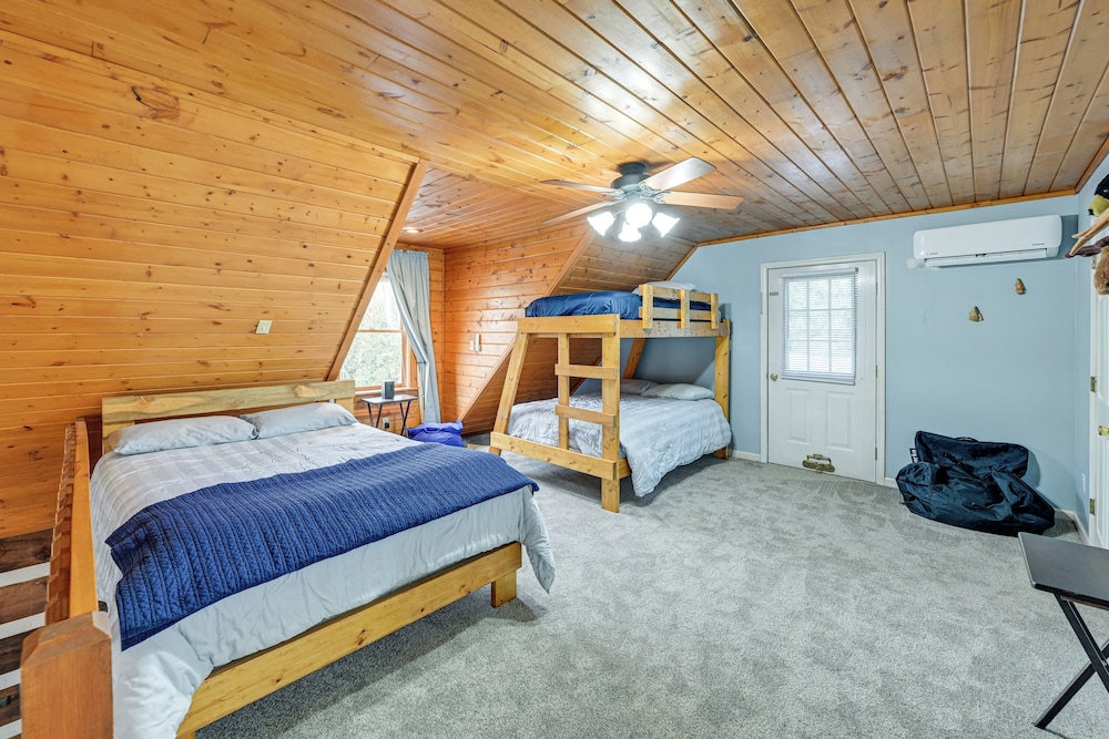 Fire Pit And Porch Rustic Retreat in North Carolina in Sylva, United States