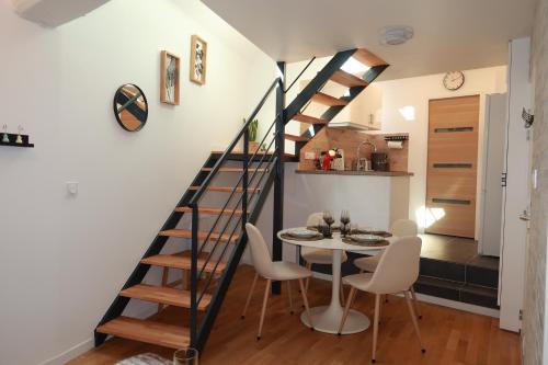 Duplex Cosy a 7 Minutes a Pied du Rer Nanterre Ville in Nanterre, France