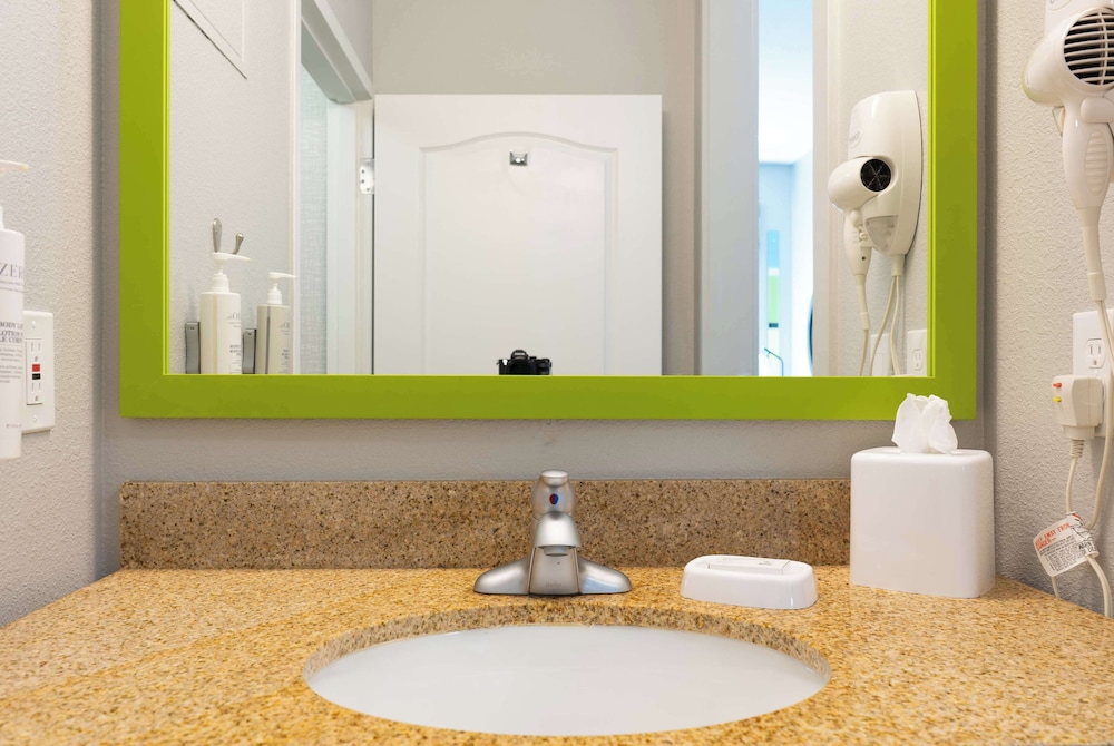 Hampton Inn Elkhorn Lake Geneva Area - photo 31