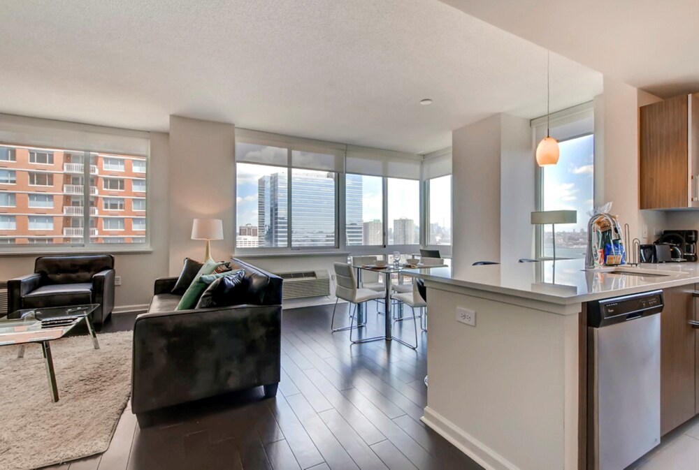 Global Luxury Suites at Newport - photo 29