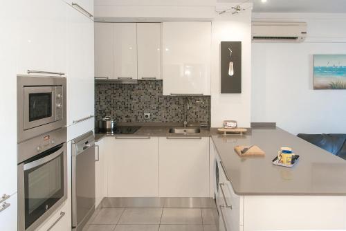 Apartamento Welcs EMP 059 Frente al canal con Terraza — 4-Star Luxury Hotel in Empuriabrava, Spain