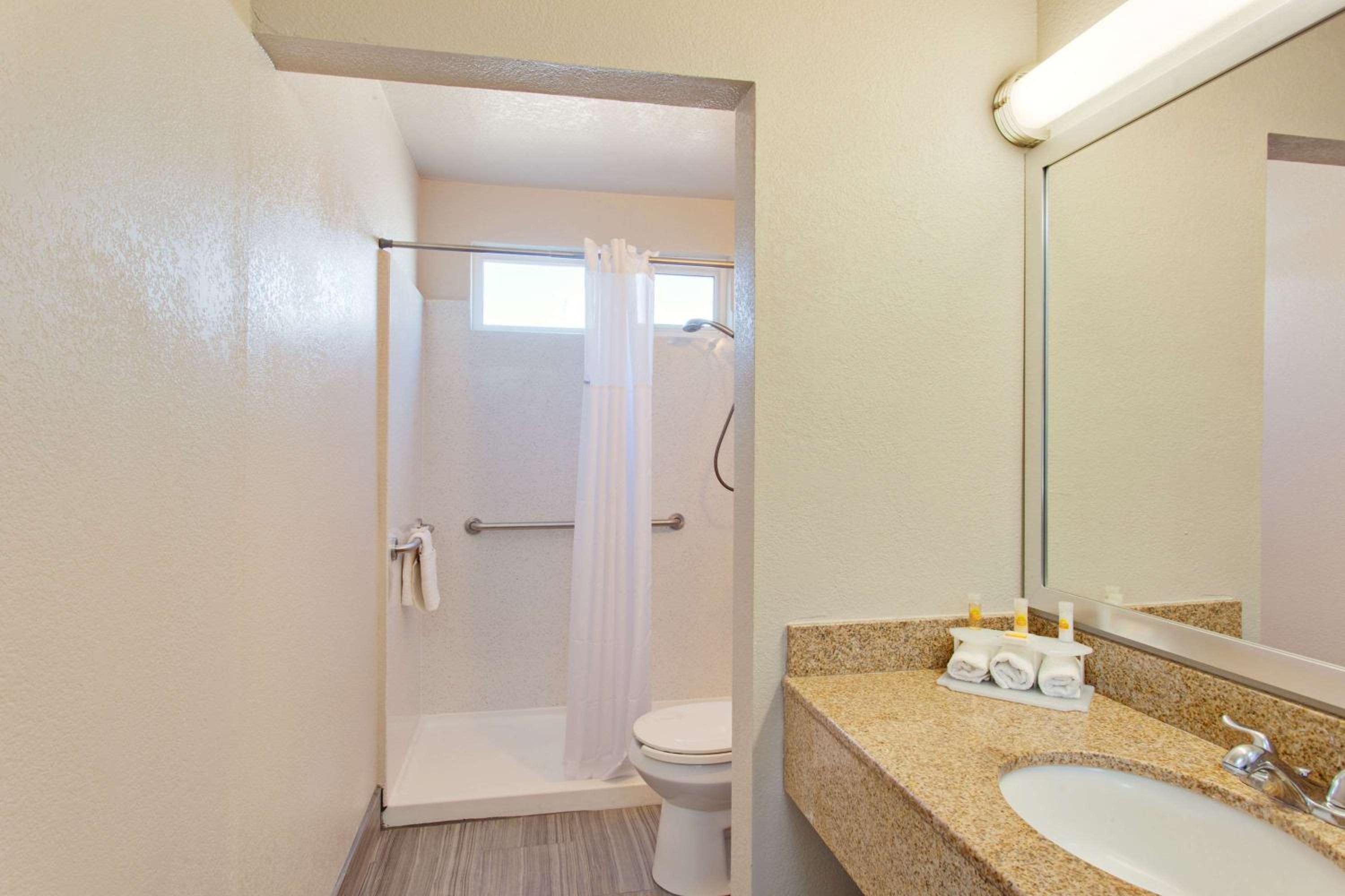 Days Inn by Wyndham Chowchilla Gateway to Yosemite - photo 27