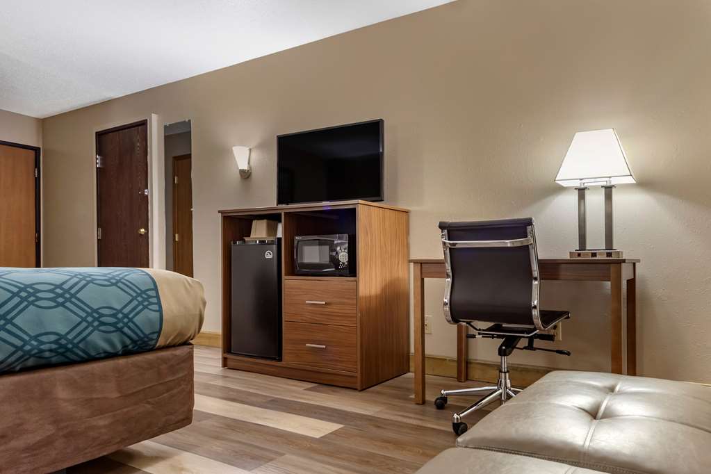 Econo Lodge Hays I 70 - photo 15