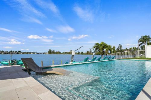Sunset Cottage Lake Front — 4-Star Luxury Hotel in Lochmoor Waterway Estates, United States