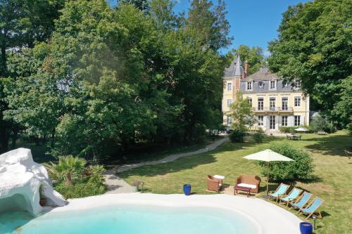 Château de Corcelle Chambres et table d'hôtes — 4-Star Luxury Hotel in Chatenoy-Le-Royal, France