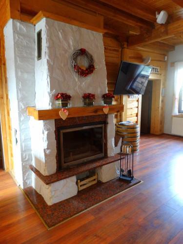 Hotel Tyrol I Restauracja Życie Gruzji — hotel in Osielsko