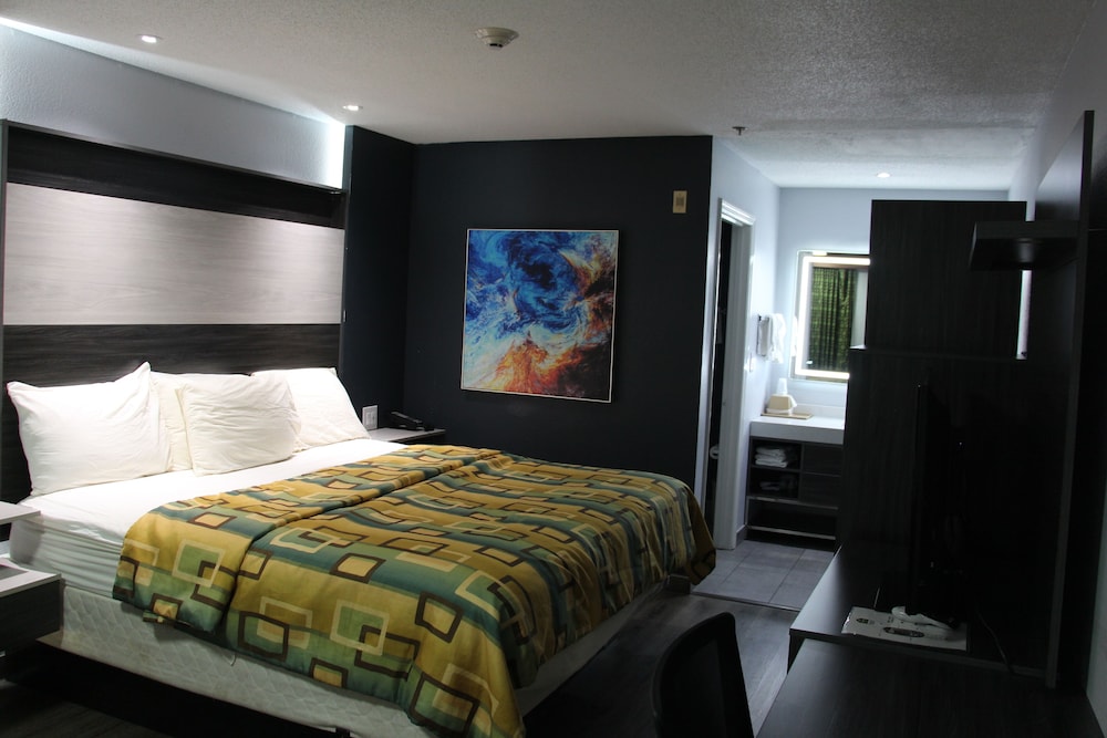Douglas Inn And Suites - photo 7